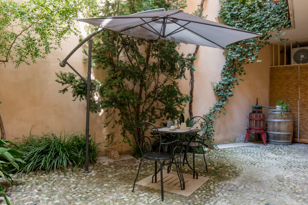 la_casa_della_bouganville-cortile_2