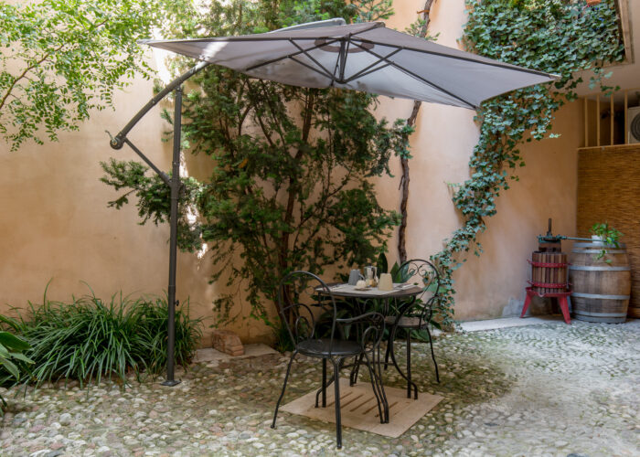 la_casa_della_bouganville-cortile_2